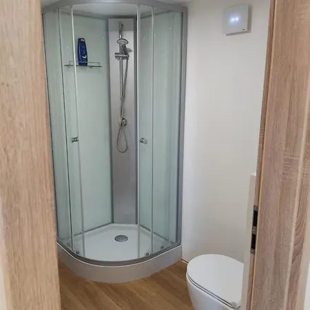 Apiturizem Kr'bee Apartmajski Cebelnjak S Cebelami Apartamento